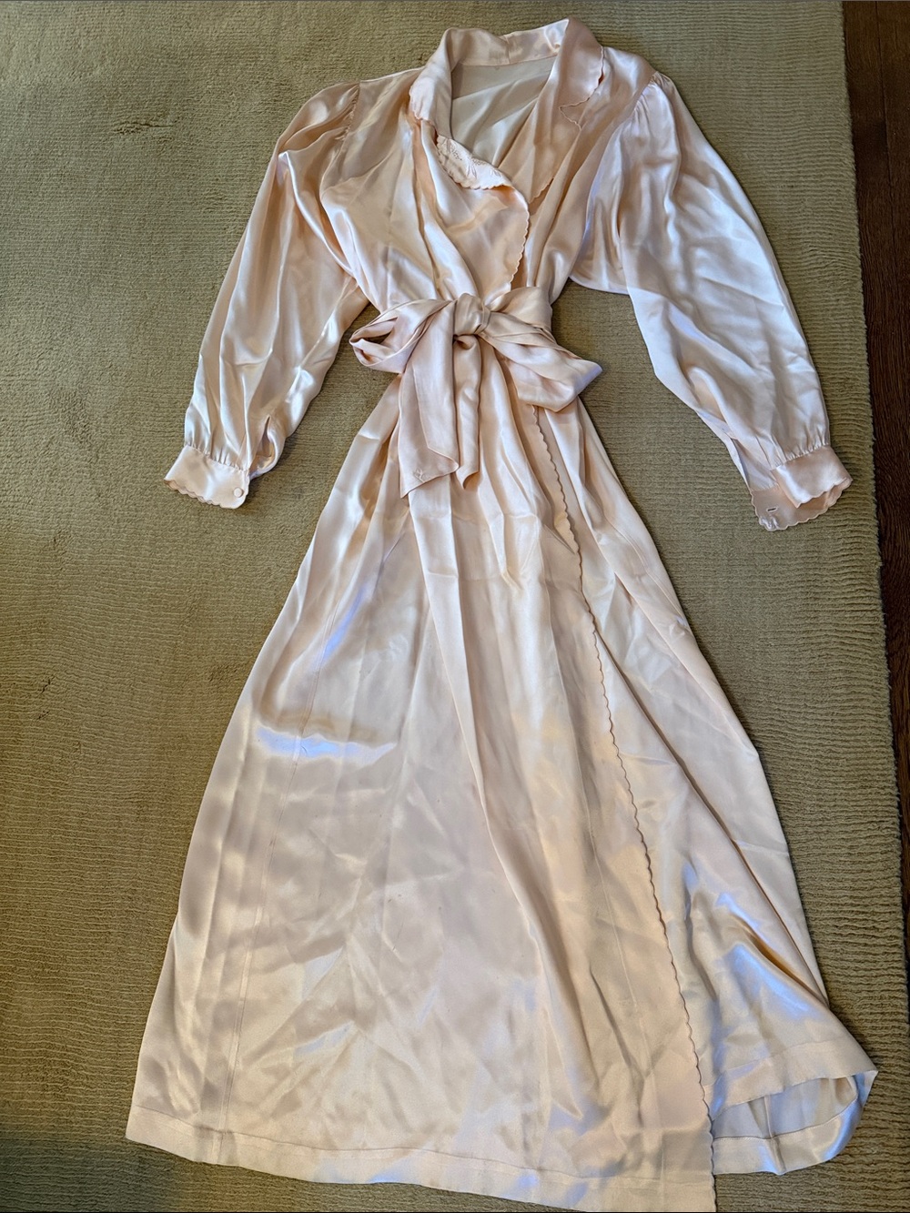 Elegant vintage Pale Peach silky robe with Tie Waist